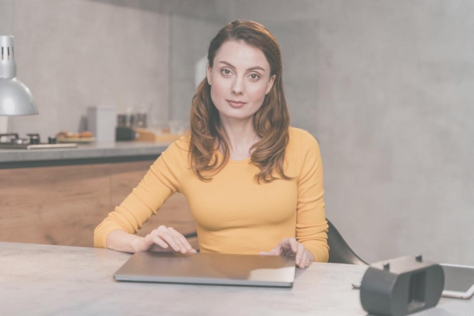 Χώρος εργασίας οργανωμένος για εξ αποστάσεως μάθηση με υπολογιστή και σημειώσεις