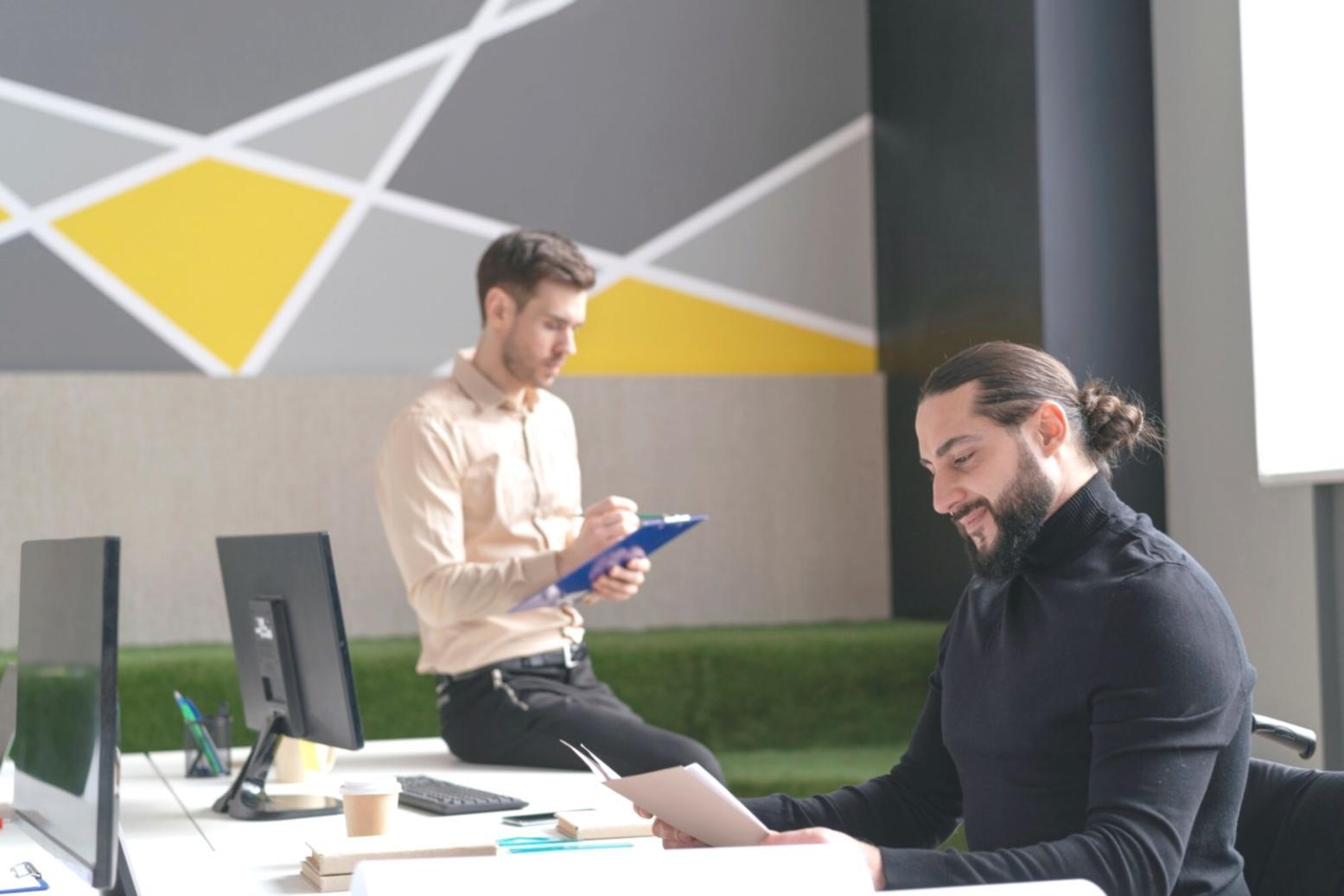 Χώρος μάθησης με συμμετέχοντες που συζητούν οικονομικά θέματα