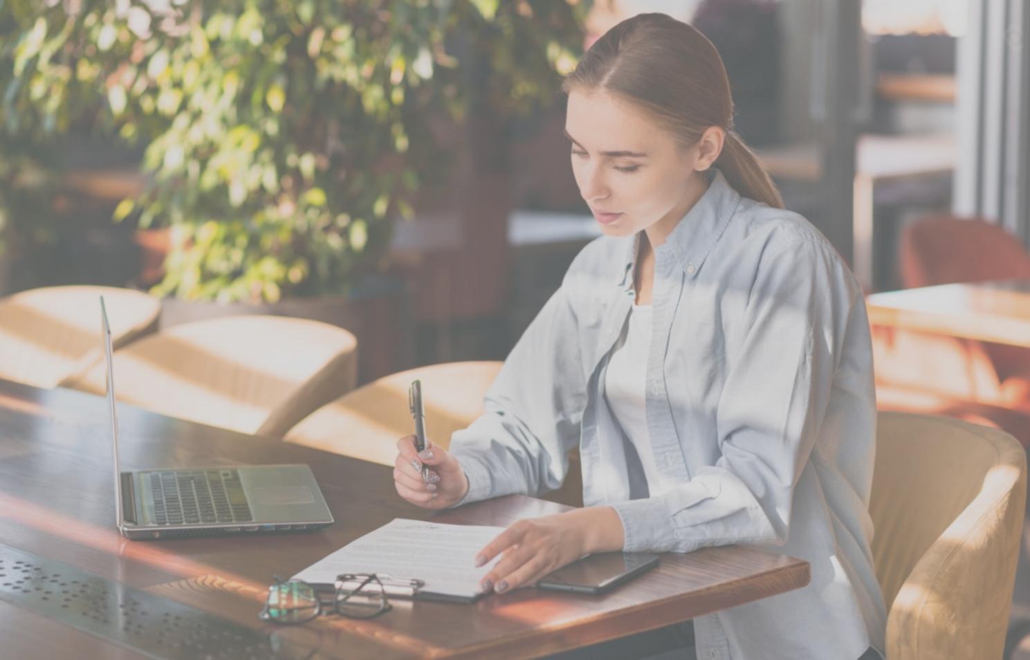 Άνθρωποι που συζητούν για οικονομικές αποφάσεις